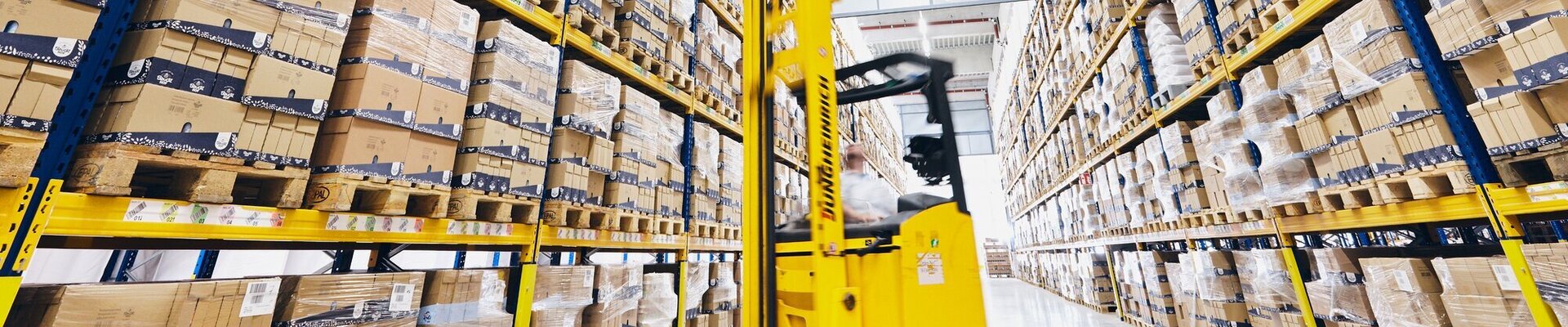 Gabelstapler im Bauck-Lager