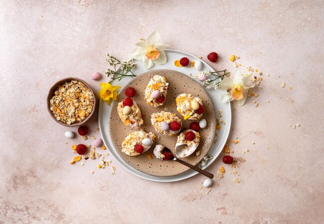 Schokoeier mit Himbeer-Knusperquark