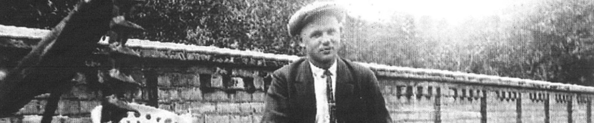 Eduard Bauck mit einem Grasmäher