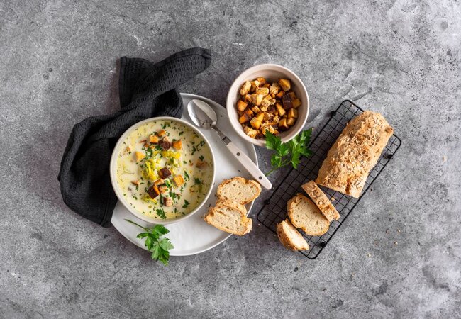 Lauchsuppe mit Stangenbrot
