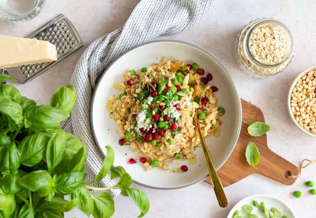 Hafersotto mit Erbsen und Granatapfelkernen